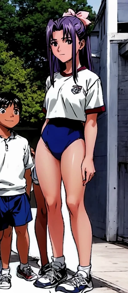 Momoko Koigakubo, with her beautiful legs, stands in a white gym uniform and light navy blue bloomers that look like panties.。Momoko Koigakubo is holding a young boy in a tracksuit.。