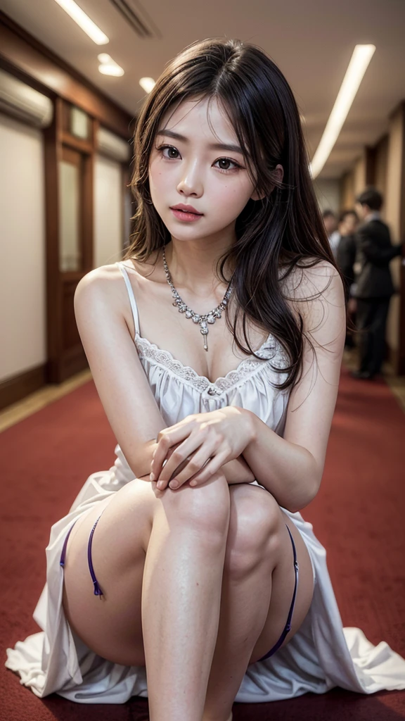 (Open the hem of your long dress: 1,5)、(Show off panties: 1,5)、(White-panties: 1,5)、expensive fashion, Beautiful woman posing for photo, fashionable hairstyle, footbridge \(corridor\), (purple silk embroidered dress: 1,5), (mode, red carpet, Big crowd: 1,5)、high qualiy、high resolution 16K、super verbose、Masterpiece artwork、Live filming、realisitic: 1,4、hyper realism: 1,4、sharp focus、very delicate and beautiful、small details、(Super Beautiful)、(beautiful face: 1,5)、(coxas nuas)、(face detailed)、(fine and beautiful eyes)、perfect round eyes、(lip details)、(lipstick)、(eyeliner)、Mascara、ombre、necklase、(photo above knee)