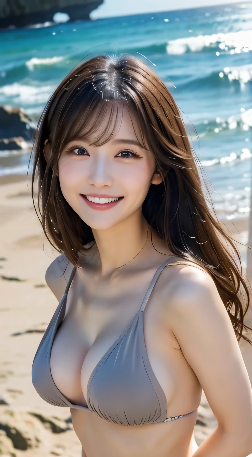 A woman looking at the camera with a natural smile。With a relaxed look、Long black hair。Shooting at the beach with waves lapping in the background　Shot from a low angle、The beach is the background。Natural light。