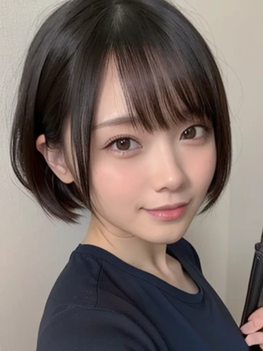 Black T-shirt、Medium Short Hair、smile、looking at the camera、