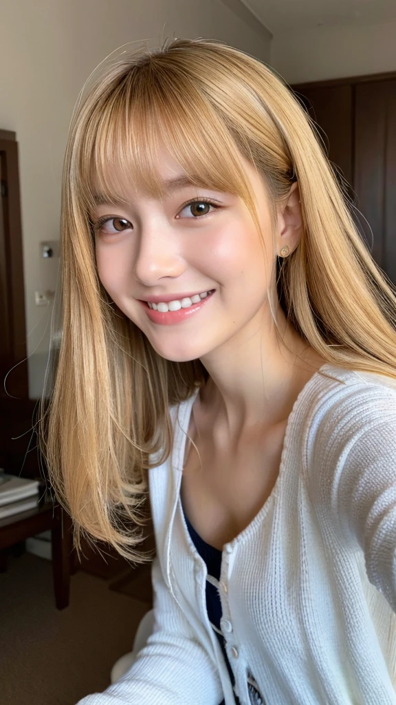 ((Selfie 1.6))((smile1.6))、the front、close - up face、Wavy hair｟Looking at the camera｠a blond、With bangs、Best Quality, masuter piece, 超A high resolution, (Photorealistic:1.4), Raw photo, high-level image quality, high-detail, ​masterpiece、a 18 year old girl、In the apartment