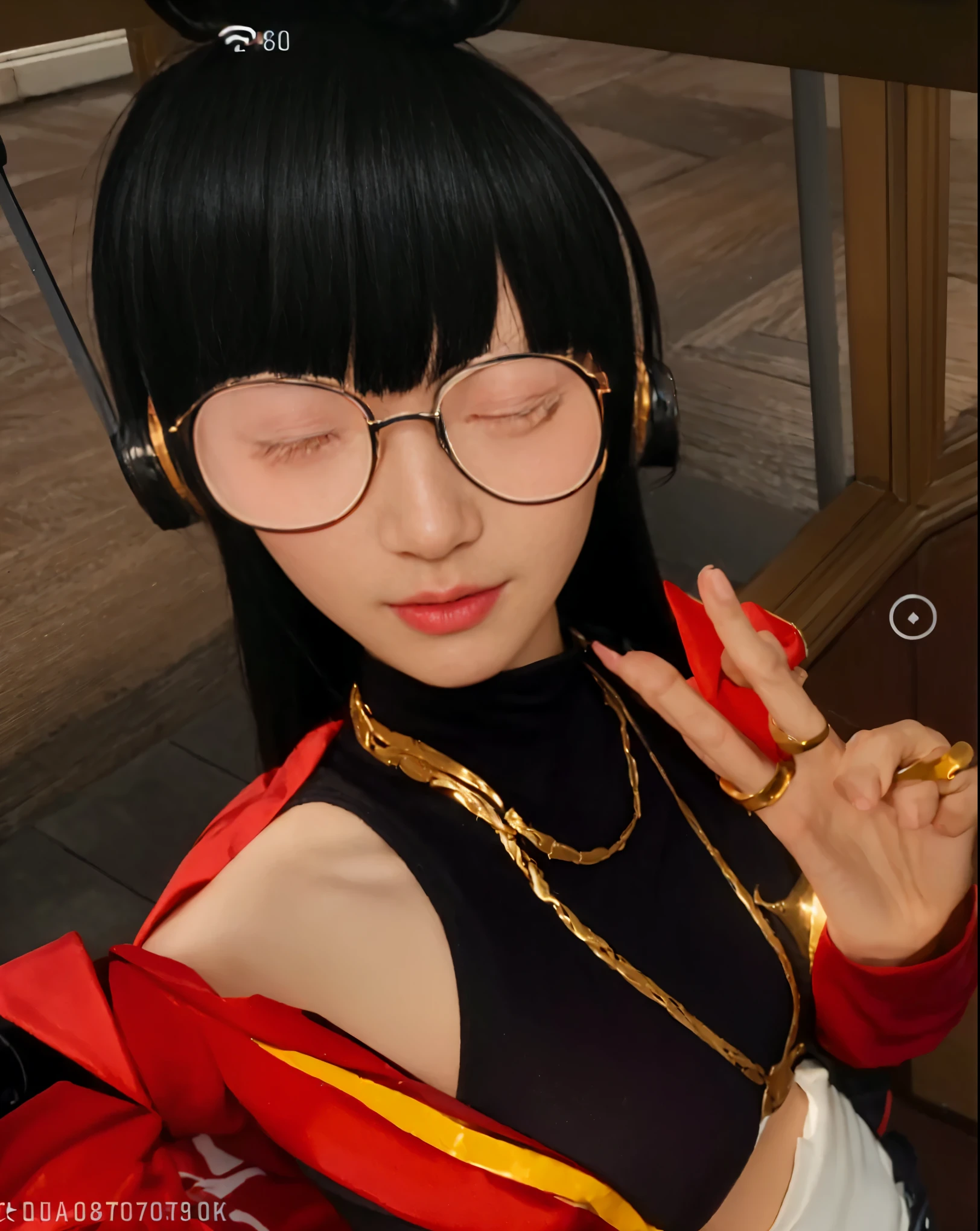 ((BEST quality, 8k, Masterpiece:1.3)), up per body,, Sharp focus:1.2, Beautiful Woman with perfect figure, higly detailed facial and skin teksture, Detail eyes, double eyelids,interior view,