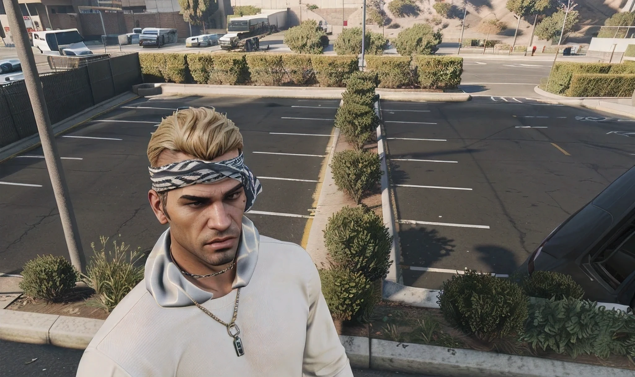 Hombre arafed con un pañuelo en la cabeza parado in a parking lot, Realistic GTA V style, wearing a scarf and a chain, gta character, Estilo gta v, GTA 6 style, Estilo urbano GTA V, young blond, , fancy, thief, in a parking lot, outside in the parking lot