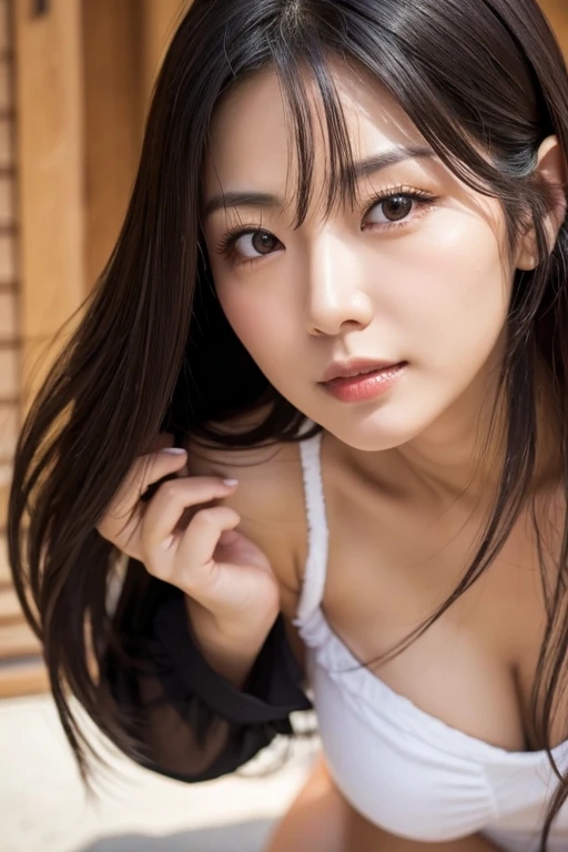 A lightly dressed, seductive Japanese mature woman looks at me with a seductive gaze.