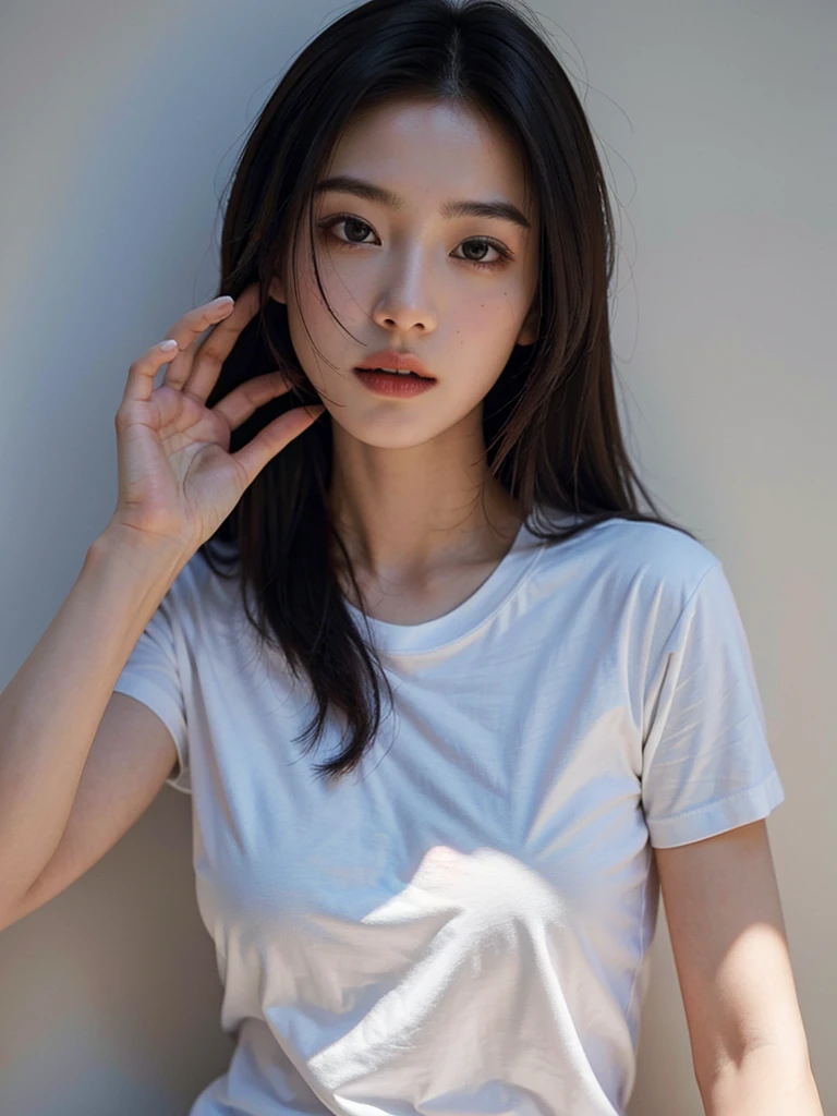 Highest quality、masterpiece、Ultra-high resolution、(Realism:1.4)、1 girl、In a pale background、Deep Shadow、Low Key、Shortcuts、Upper Body、sex appeal、Wearing a T-shirt