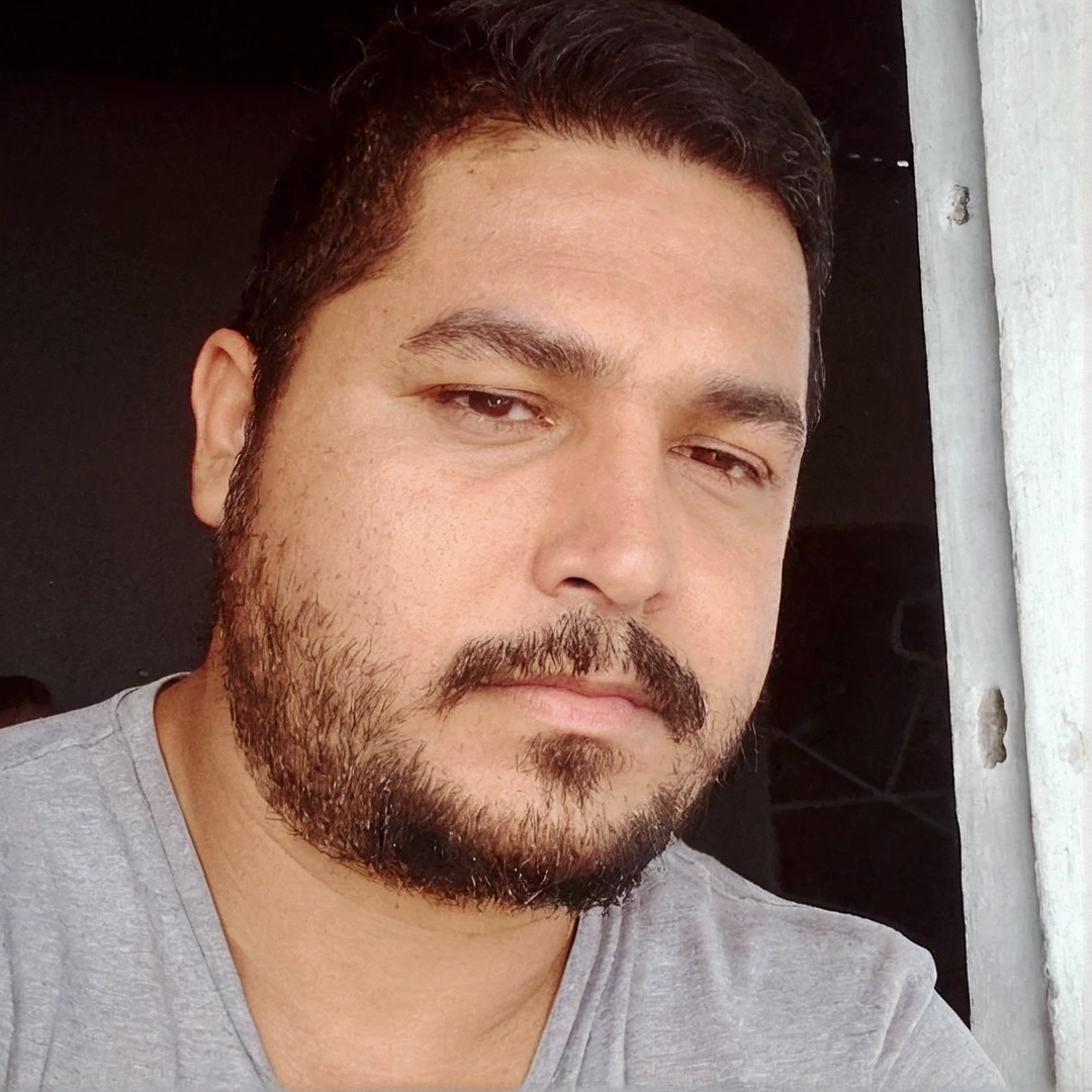 there is a man with a beard and a gray shirt, André Rios, david rios ferreira, Carmelo Blandino, icaro carvalho, eloy morales, profile image, luiz escanuela, Jose Moncada, caio santos, vitor maristane, about 3 ***********, edu souza, henrique alvim corrêa