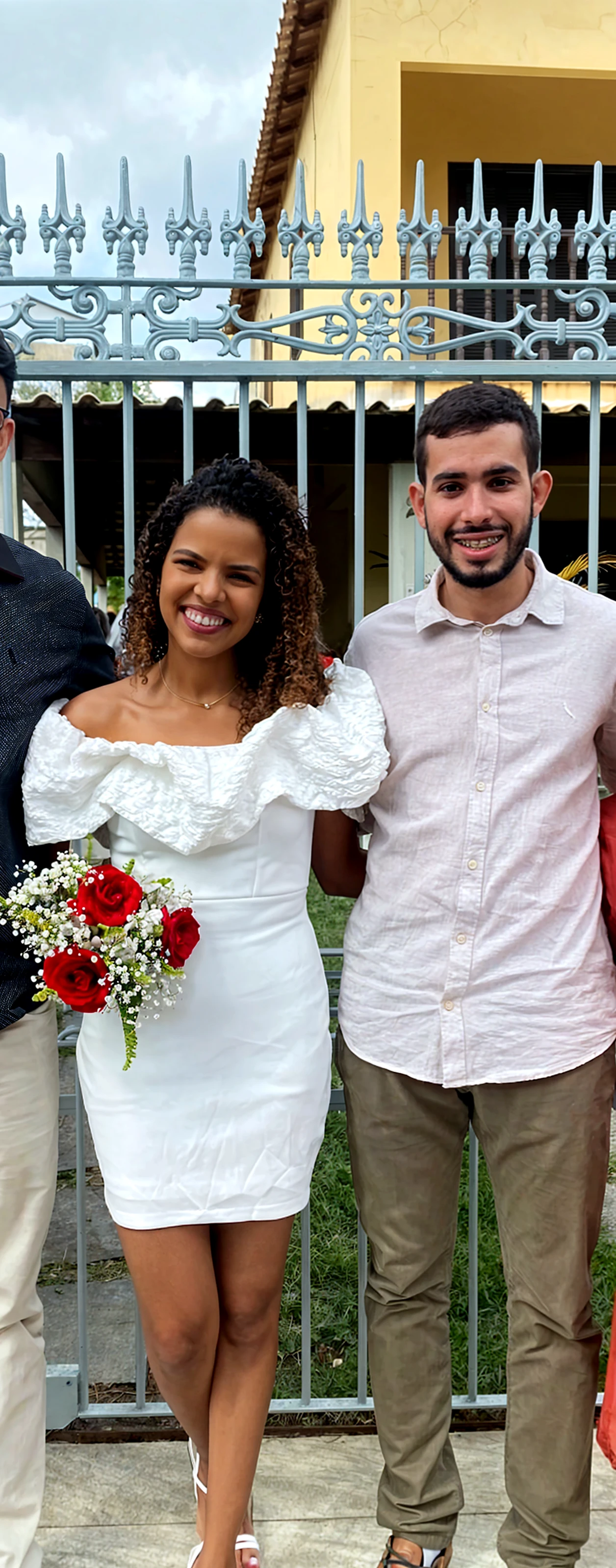 RAW photo in sequence, uma imagem de uma jovem indiana noivosas, ((selfie toda parte do corpo, sorrir), vestida de casamento tradicional, building decorated with flowers in the background, rosto detalhado, planos de fundo detalhados pouco desfocados, luzes naturais, HDR, foto realista, foto profissional, flertando com o espectador, visual quente e emocionante, fotorrealista, Bonita, pele radiante, 8k UHD, alta qualidade, filmic grain, Nikon D850.