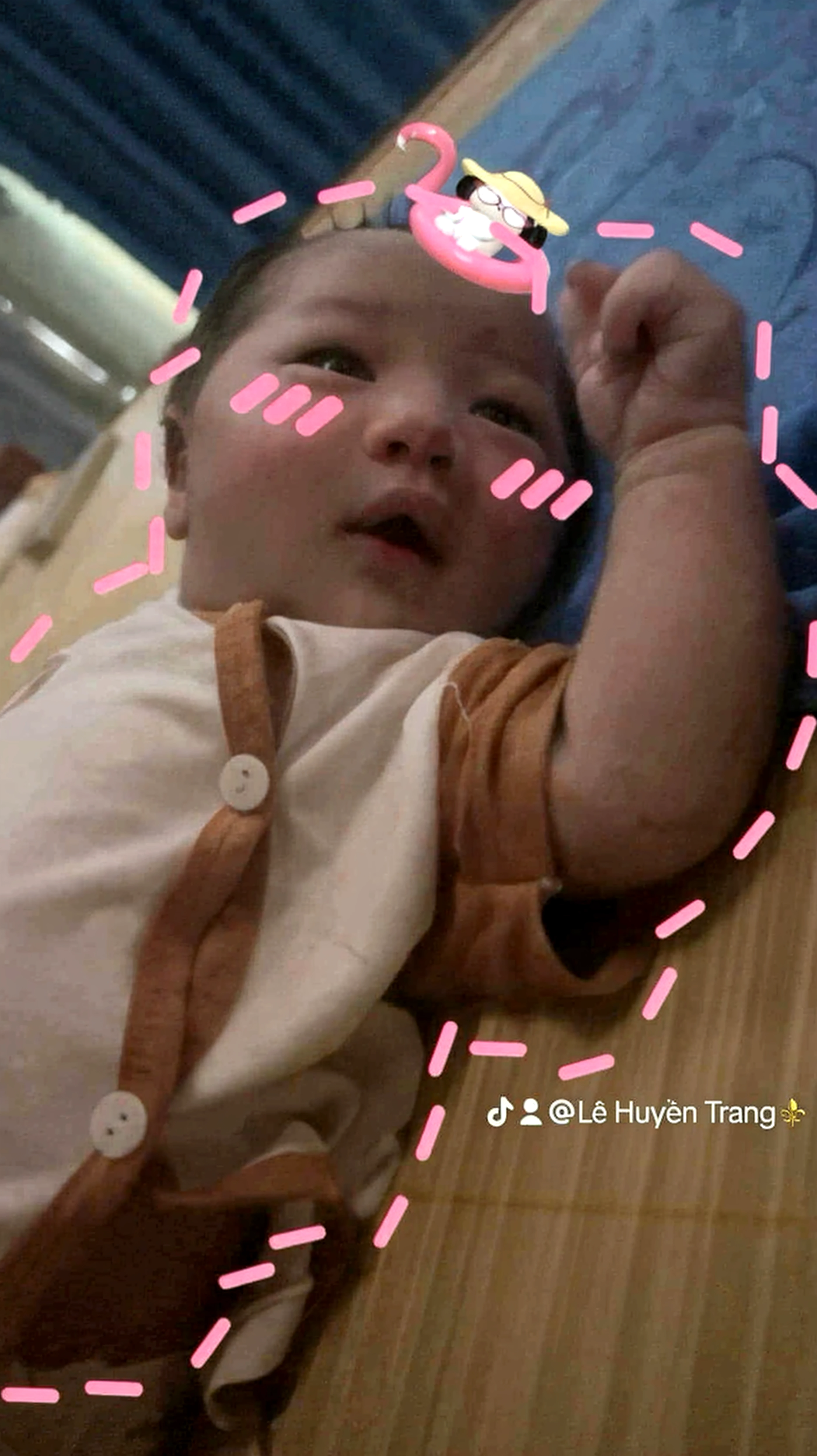 There was a young child sitting on the floor,Holding a bottle of food in his hand, 2 years old, 4 year old, dang my linh, Four years old, jia, 5 years old, ruan jia beautiful!, yanjun cheng, xintong chen, young child, jaeyeon nam, Yan, jinyiwei, author:Igiles, 2 8 years old