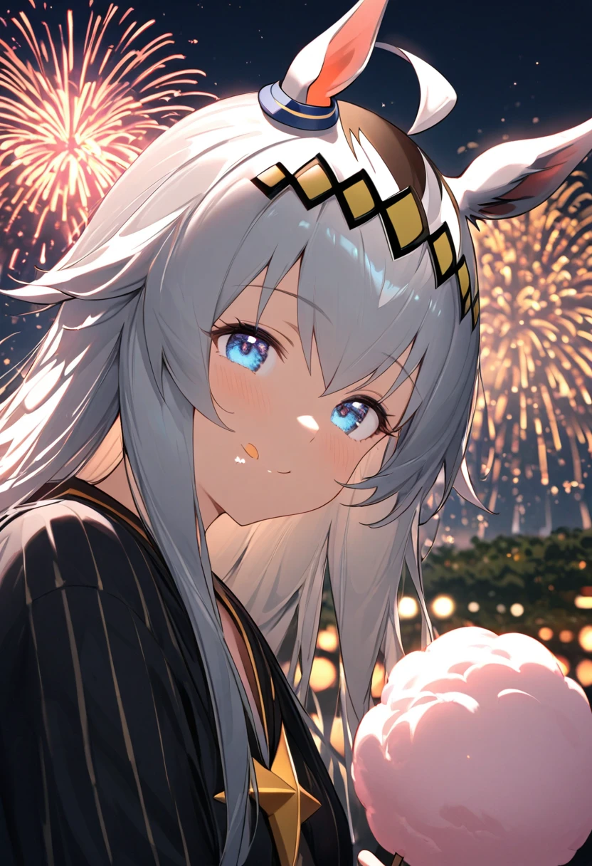masterpiece、Highest quality、Depicted in detail、Oguri Cap\(umamusume\)、Black yukata、Fireworks in the distance、Beautiful Eyes、Eating cotton candy and smiling、Slope、Diffuse reflection of light、flash、Upper body close-up、Golden Ratio
