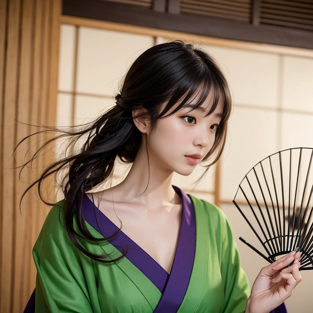 A Japanese woman wearing a beautiful green and purple kimono、A depiction of the upper body elegantly holding a folding fan。Her expression is calm、The hand holding the fan is carefully drawn.。Creates an elegant and sophisticated Japanese atmosphere
