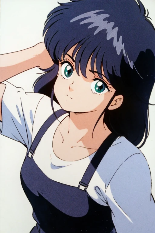 A woman in a white T-shirt looks up at an angle, shielding herself from the dazzling sunlight with her hands. The composition is one looking down on her from above, こちらを見る,
