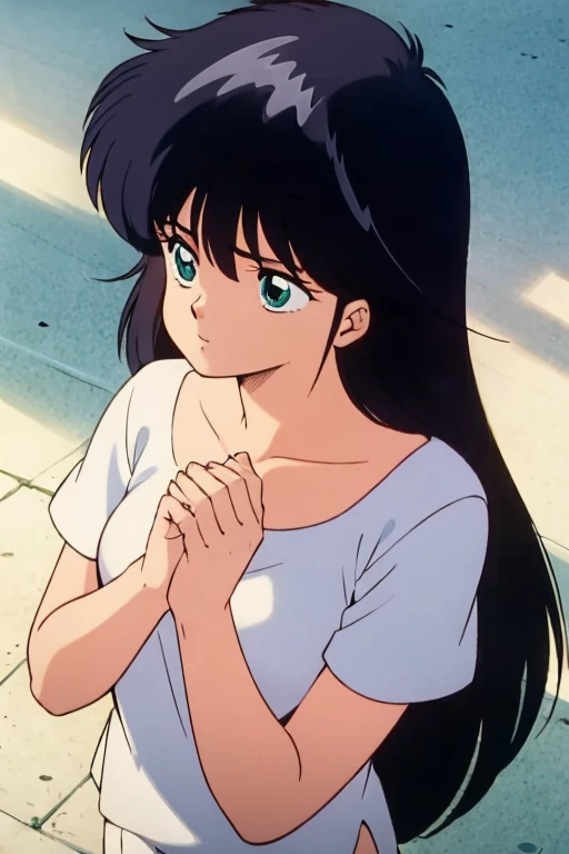 A woman in a white T-shirt looks up at an angle, shielding herself from the dazzling sunlight with her hands. The composition is one looking down on her from above, こちらを見る,