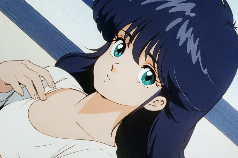A woman in a white T-shirt looks up at an angle, shielding herself from the dazzling sunlight with her hands. The composition is one looking down on her from above, こちらを見る,