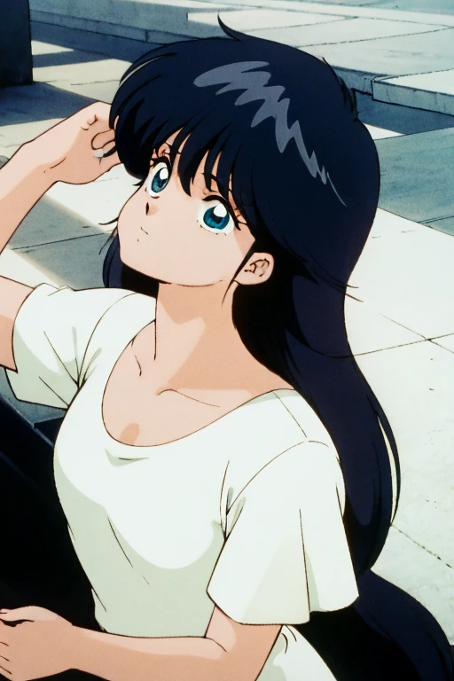 A long hair woman in a white T-shirt looks up at an angle, shielding herself from the dazzling sunlight with her hands. The composition is one looking down on her from above, こちらを見る,
