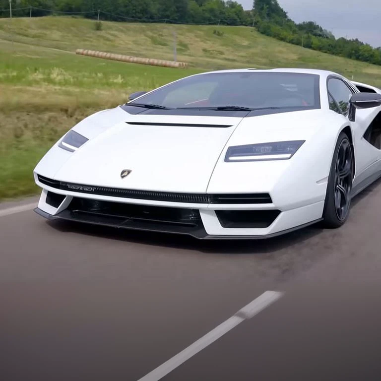道路を走る白いsports carのクローズアップ, Lamborghini, Countach, bold Lamborghini style, Lamborghini Countach, Pantera ((Countach)), from the front, Supercar, youtube video screenshot, poison, quiron, Frontal shot of the movie, sports car, video, 2 0 2 2, 2022, italian masterpiece, Top Gear