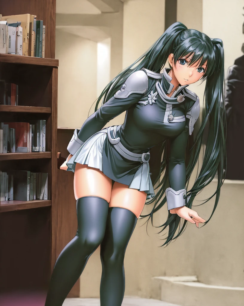 Lenalee, with her long, beautiful legs and twin tails, is standing in the library wearing a miniskirt uniform and knee socks.。