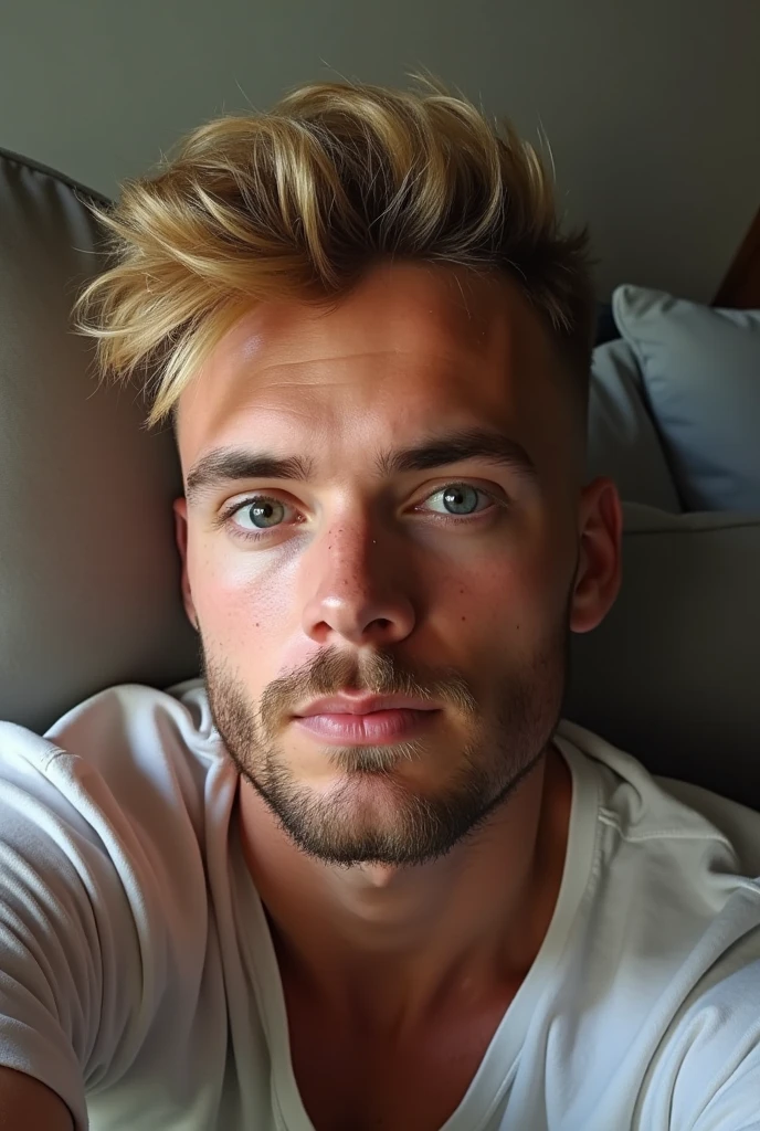 homme de 23 ans, beau, Aaron Paul (coupe de cheveux blonde foncée, bonne mâchoire, De grands yeux sombres, bien construit, ajuster,) selfie assis sur le canapé