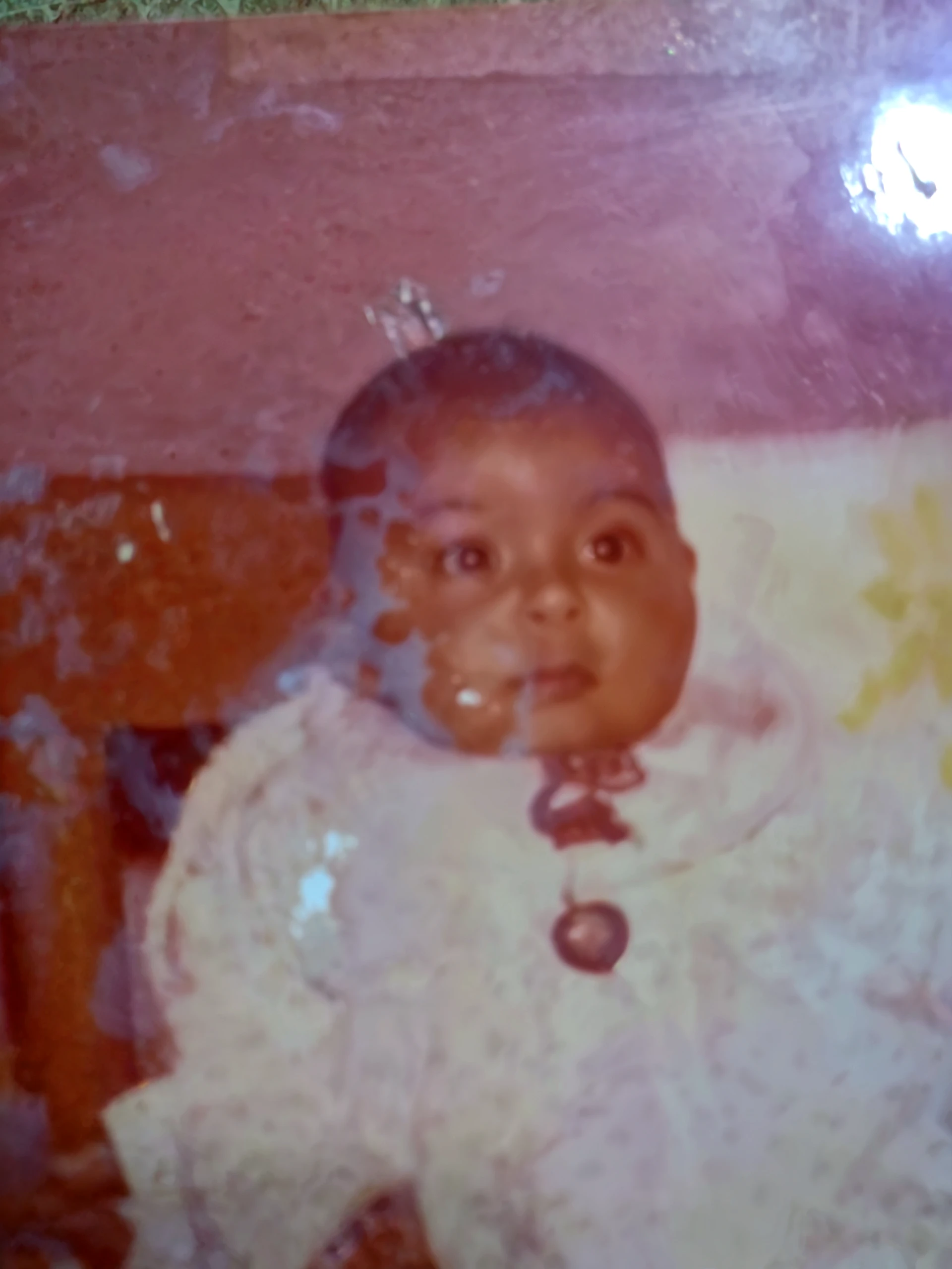 there is a jovem boy that is laying down in a bathtub, imagem de perfil, rosto inocente, jovem!!!, beautiful jovem prince, fotografia antiga, jovem prince, 6 meses de idade, cara bonita!!, olhar inocente, sweet olhos, imagem de perfilture, Olhando fixamente!!!!! into the camera, !! looking at the camera!!, rosto bonito!!!!, olhos!, And that, retrato!!!!