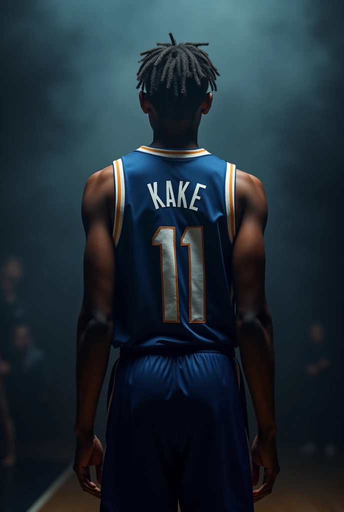 Photo dark d'un jeune basketeur marron de 17 ans avec  cornrows cheveux courts qui fait dos au caméra numéro 11 et dont c'est écrit KAKE sur son maillot 