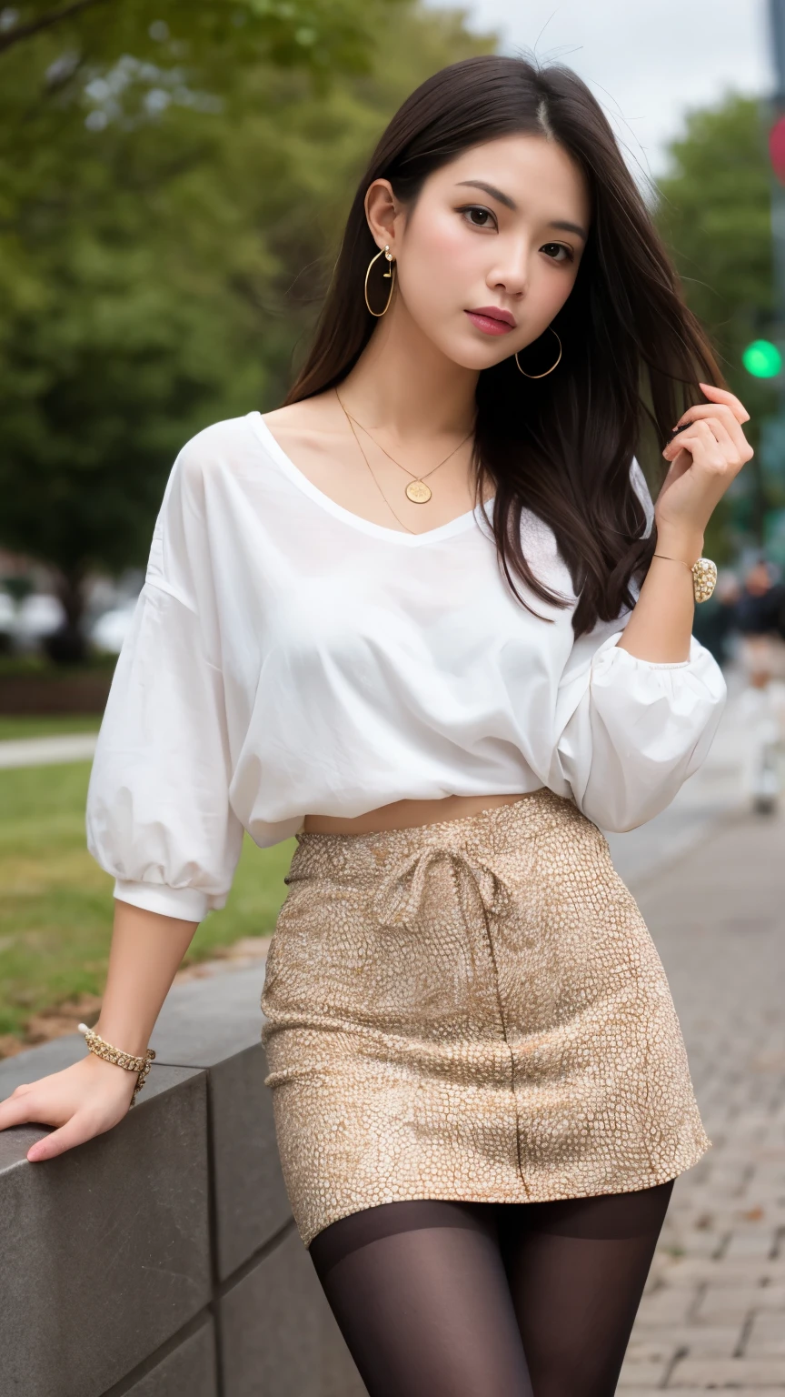 A woman wearing giraffe-print pantyhose、Wearing a dress、Skirt and giraffe print pantyhose、