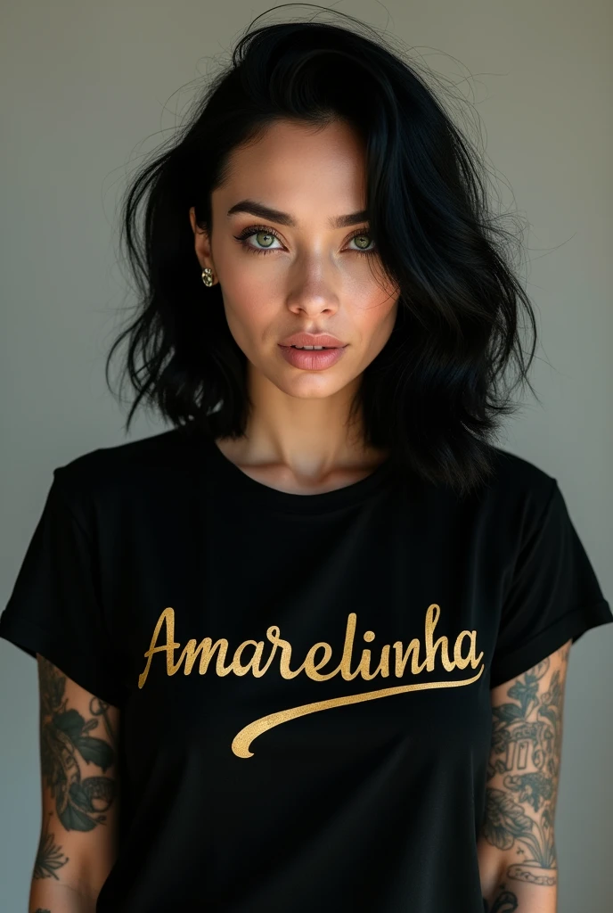 30-year-old white woman with green eyes, shoulder-length black hair, tattoos on her body and a black shirt with the word Amarelinha written in gold