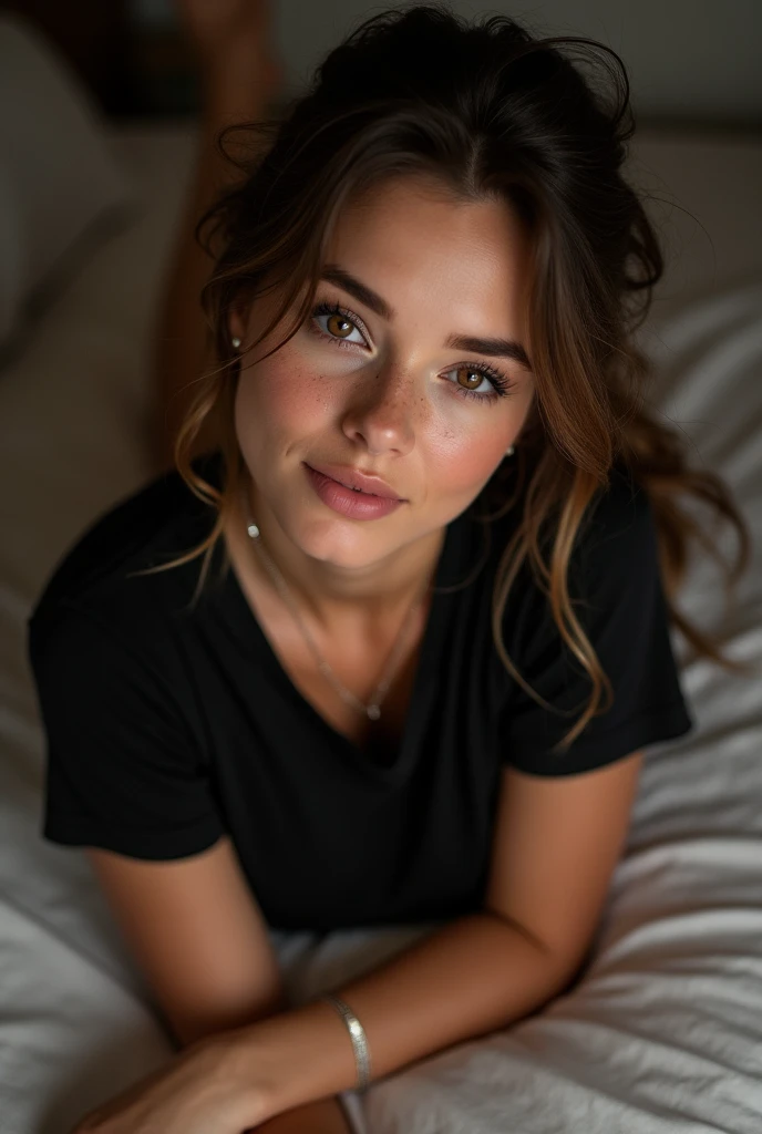 ((Meilleure qualité, 8k, chef-d'œuvre:1.3), Angie Marcheria), se concentrer:1.2, Une beauté corporelle parfaite:1.4, Fesses:1.2, ((Cheveux délicats)), (T-shirt noir:1.1), (lit), Texture du visage et de la peau très détaillée, yeux détaillés, Double paupières, blanchir la peau, Gros seins, sourire, Porter des colliers, parfait , visage séduisant, transpiration, selife, 1 fille, Les cheveux en désordre, Sexy, nuit, fatigué, nu, cheveux bruns et lisses, yeux marrons, tâches de rousseur, pieds nus, magnifiques pieds ultra réalistes, cinq orteils avec pédicure