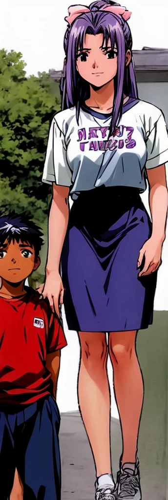 Momoko Koigakubo, a tall woman with beautiful legs, is standing in casual clothes, holding the shoulders of a boy in casual clothes.。