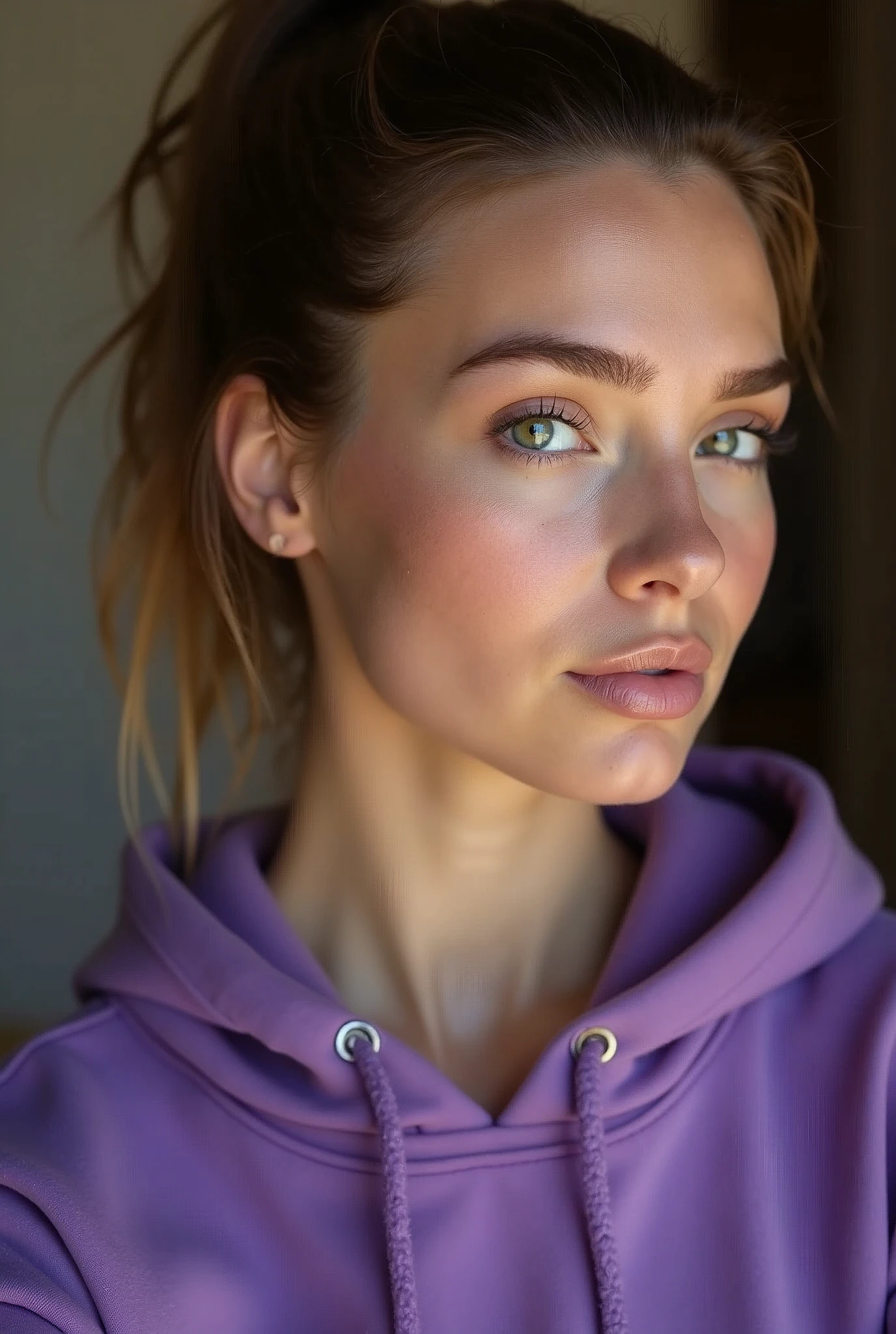 a close up of a woman with a ponytail and a purple sweatshirt, moletom sexually mostrando os peitos volumosos, 30 year old woman, flawless face, greeneyes, attraction, sexually, porn.