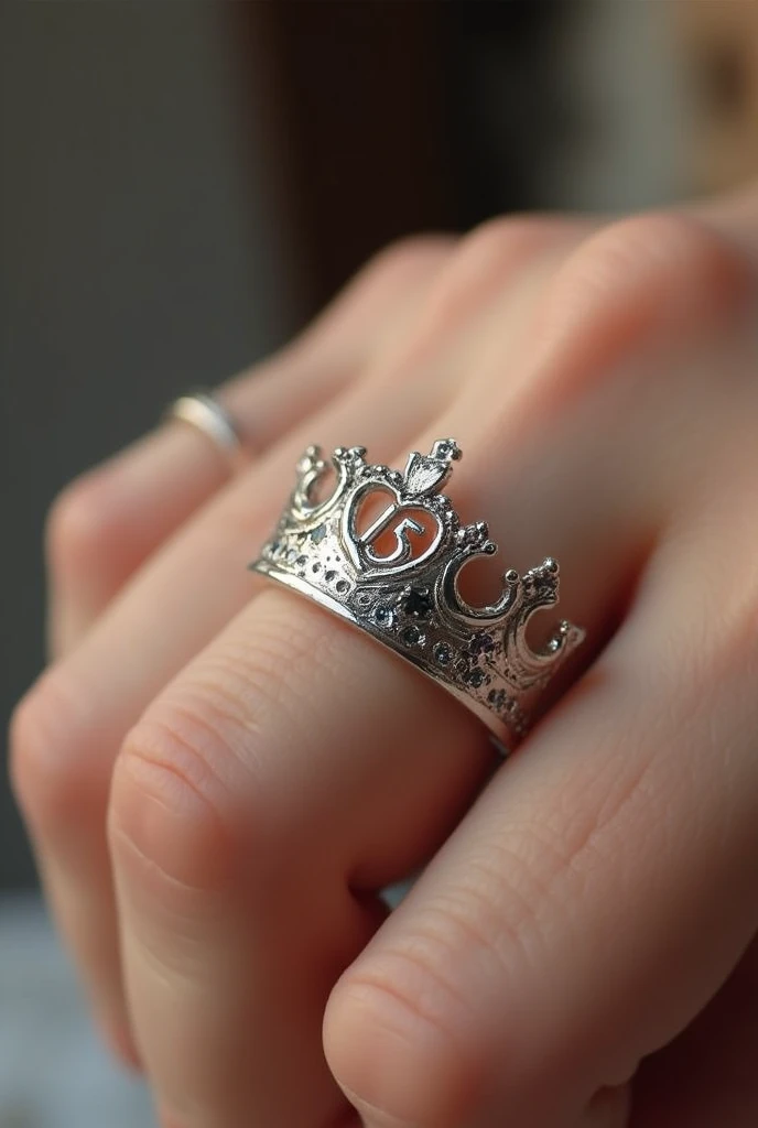 Silver ring for quinceanera, in the shape of a crown and the number 15 in the center of the crown, ring on hand