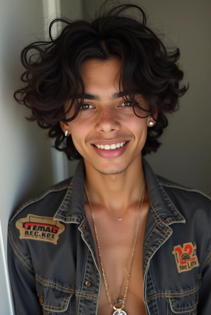 17-year-old . He has slightly tanned skin, brown eyes and black curly hair that reaches his ears, his most distinctive feature is the various piercings he has, one on the lower lip, one on the nose and another on the navel. He usually wears baggy clothes and uses a grunge style. Carefree, posing for a photo