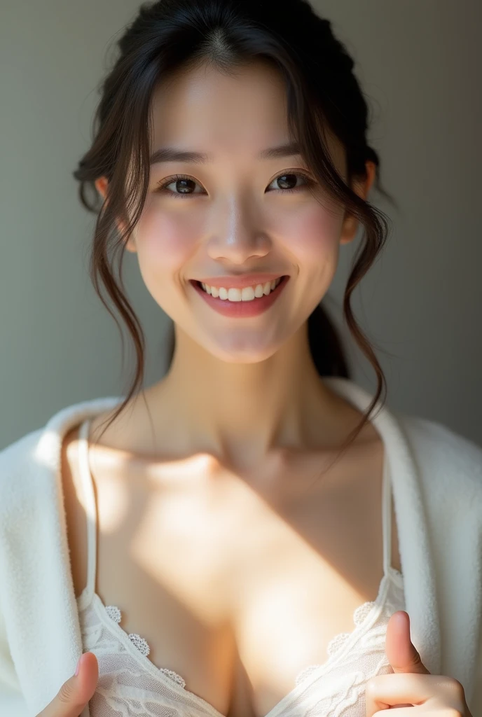 Japanese woman exposing her breasts in natural light、large breasts and white skin、Has pink nipples。A close-up of her smiling face、It shows her inner peace and outer charm.。