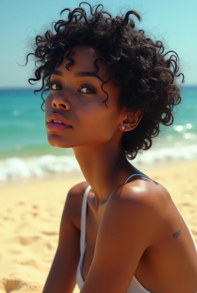 22 year old young woman, couleur de peau ébène, dark brown colored eyes, curly black hair, cheveux court, plump and pink lips, taches de naissances sur le visage, cicatrice sur l'épaule droite, assise sur le sable jaune d'une plage