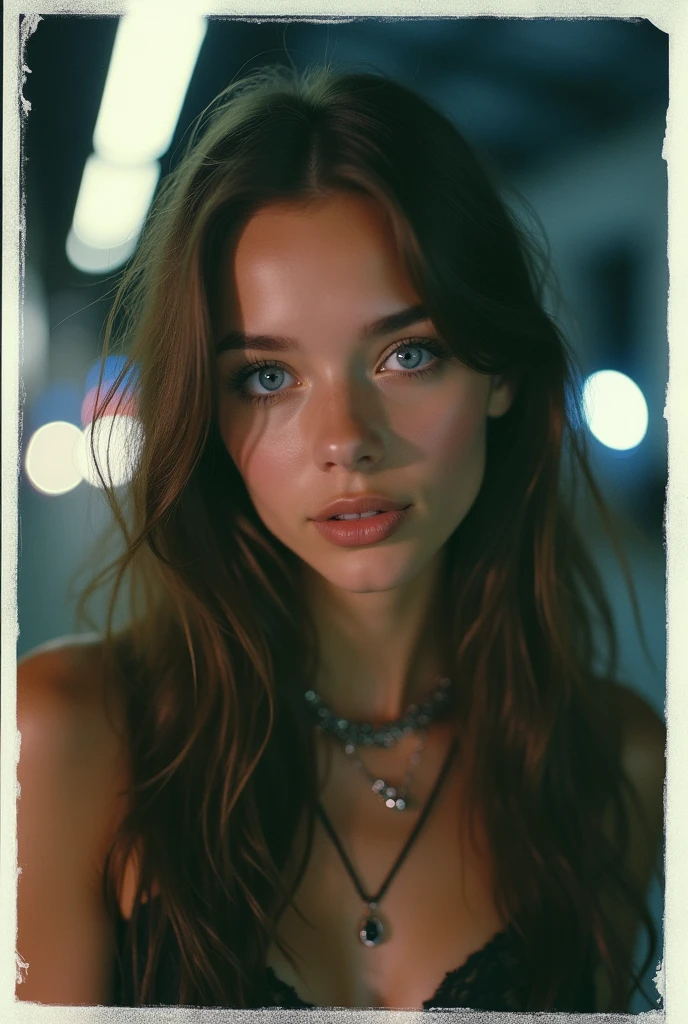 Polaroid expiré d'une fille aux long cheveux brun , round face and blue eyes in a nuit city , Flash d'appareil photo, futuriste, Romantique, tons de bijoux, flou de mouvement, nuit, flou et flou, photo en noir et blanc, ISO 100