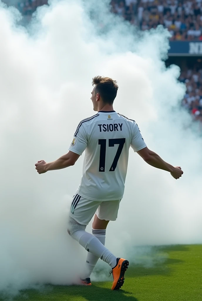 Un jeunne homme porte le maillot de real madrid anomme "TSIORY"au dos,numero 17 celebré sur le terrain de real madrid puis des fummes blanc au devant