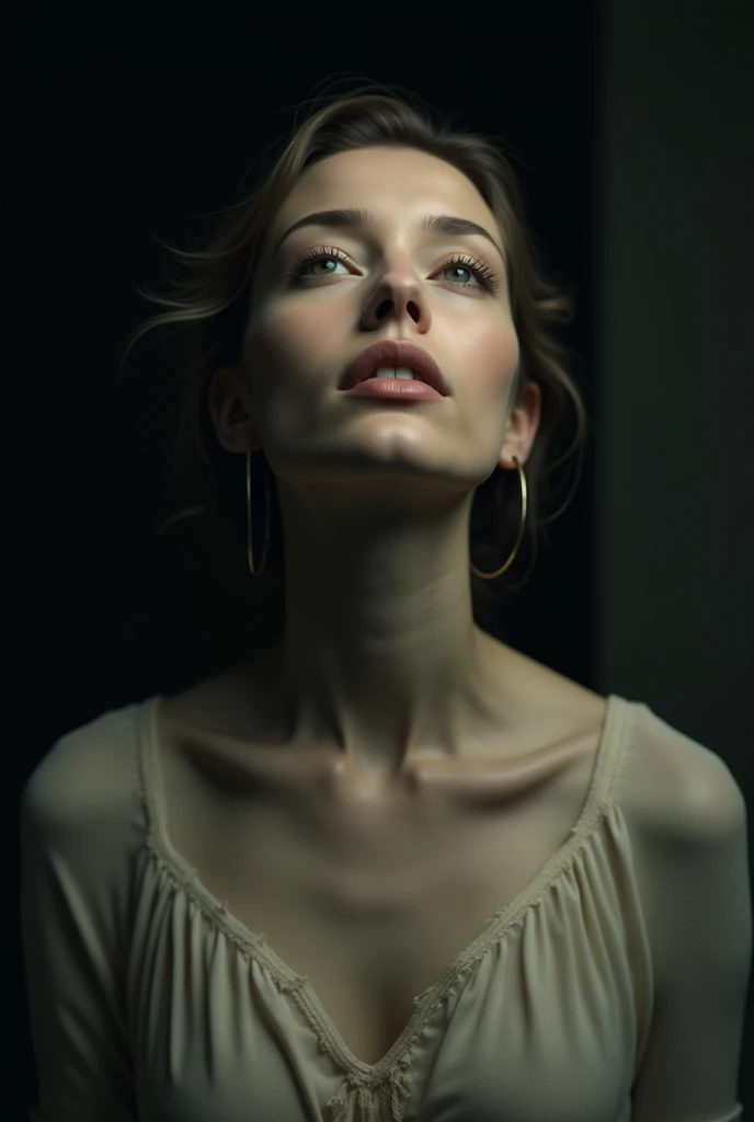 The upper body of a woman looking up from a 45-degree angle。