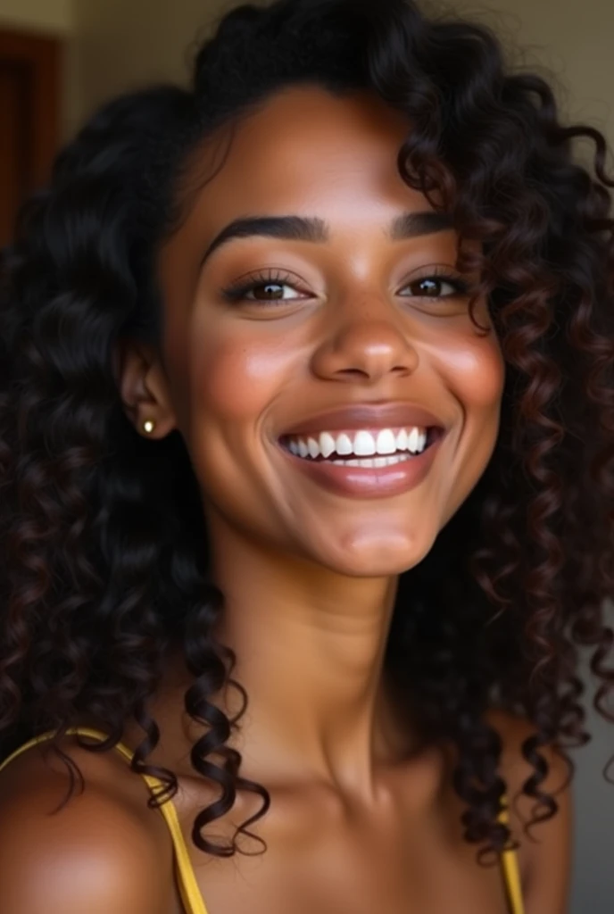 femme américaine de 22 ans , teint noir claire, affichant un teint lightskin éclatant. Elle est brune avec de longs cheveux bouclés avec baby hair qui tombent élégamment sur ses épaules. Son visage est d'une grande beauté, avec des traits délicats et harmonieux. Elle arbore un sourire radieux et chaleureux qui illumine l'ensemble de son visage, mettant en valeur ses lèvres pleines et ses dents blanches