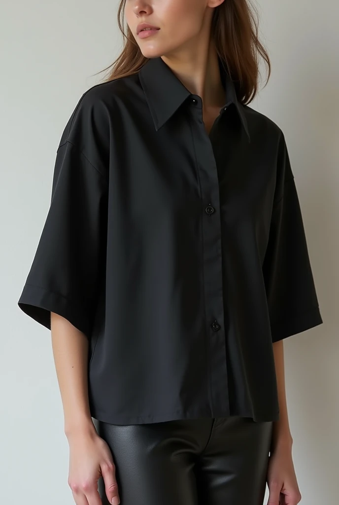 Create clothing store catalog image, Cropped Oversized Preto feminino com manga curta.