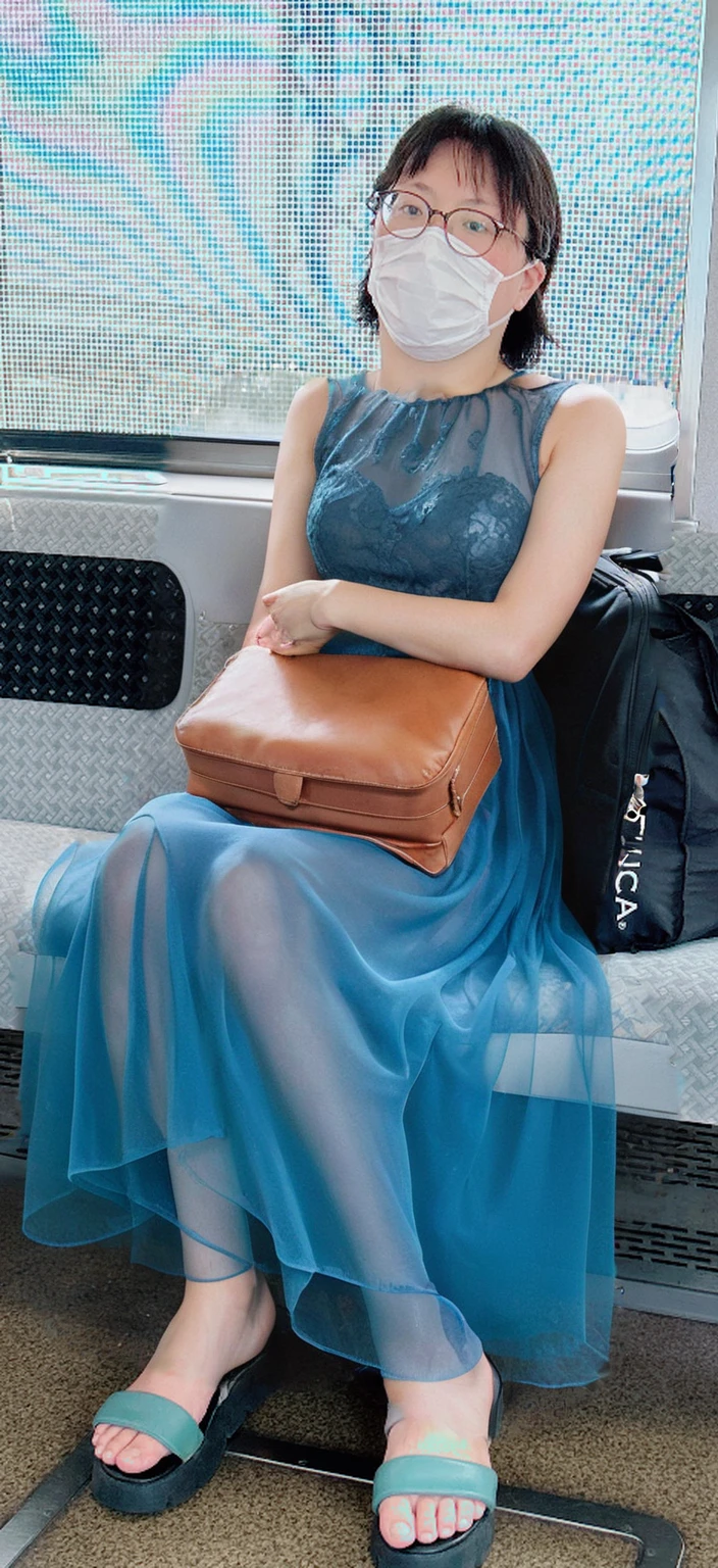 Woman sitting on train seat、See-through dress、Large women