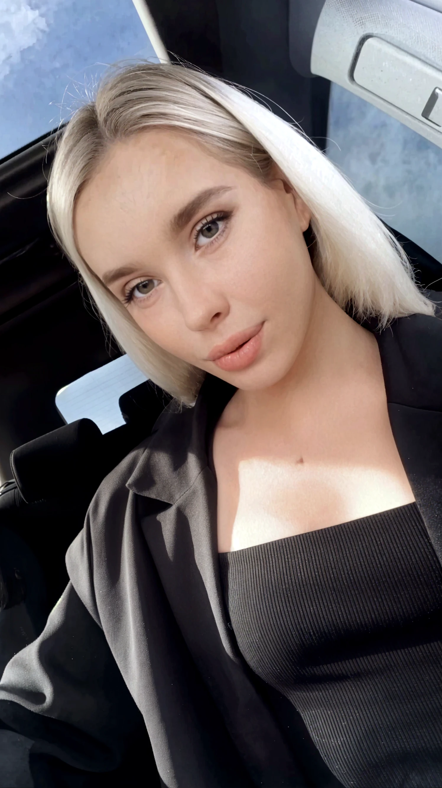 Eine Nahaufnahme einer Frau, die mit einem Telefon in einem Auto sitzt, Instagram-Modell, stunning beauty, breathtaking beauty, Gesicht wie Ester Exposito, Dasha Taran, sitzt in ihrem Auto, Makelloses Gesicht, Profilbild, Sexy Gesicht with full makeup, great woman, Fortfahren, Sexy Gesicht, Gerades Gesicht, Angie Glocka