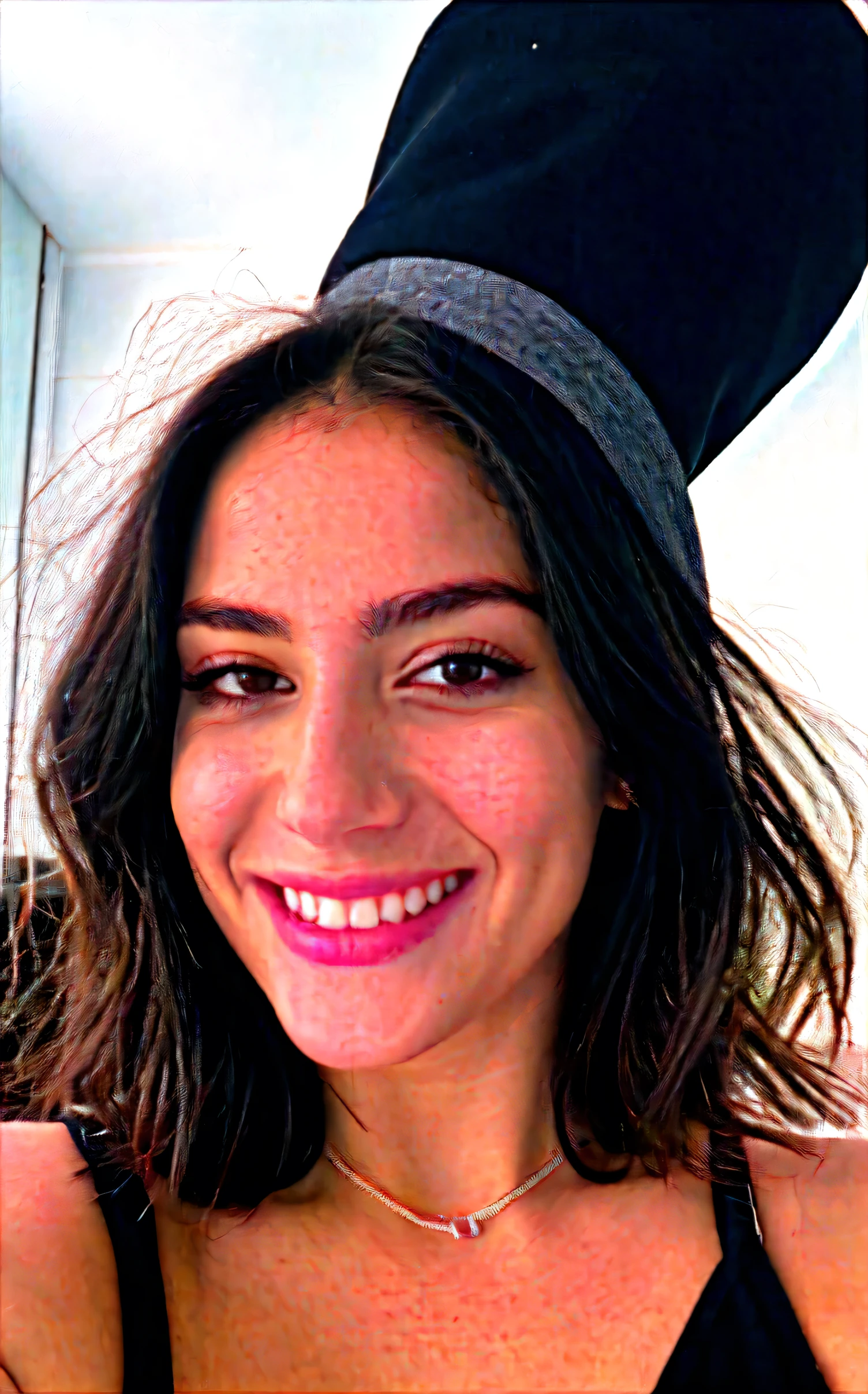 HD sans flou nette Selfie tête de fille normal de 19 ans avec sweet a capiche noir , Instagram, sourire – shooting avec iPhone 14.