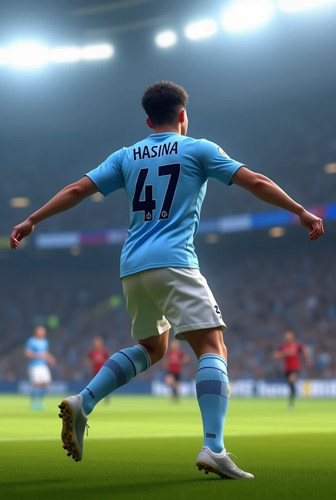 Un jeune homme de porte le maillot de Manchester City anommé "HASINA"au dos , numero 47 , qui entrain de sauter pour avoir reussi coup de tête
