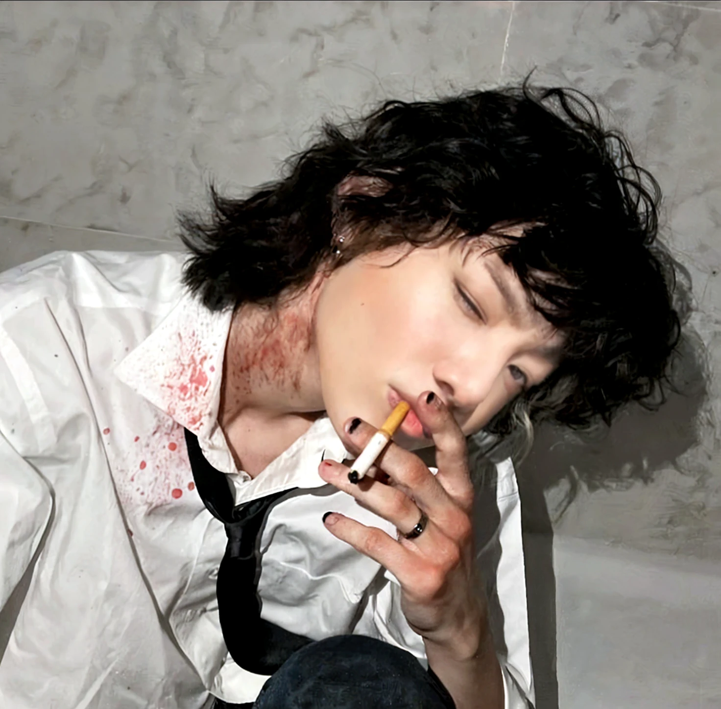 woman with blood on her face and hands, cute japanese demon boy, respingos de sangue nas laterais, com dedo indicador, sangue nas roupas e no rosto, sangue em seu rosto, Sangrento, salpicado de sangue, pintar ulzzang, rosto limpo e sangrento brutal, cai xukun, coberto de sangue, bladee da gangue de drenagem jungkook