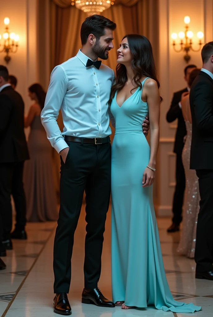 Un couple dont l'homme est habillé en chemise bleu simple turquoise clair avec noeud papillon noir sur un pantalon noir et chaussure en cuir et la dame en robe bleu turquoise clair aussi à une soirée de gala,