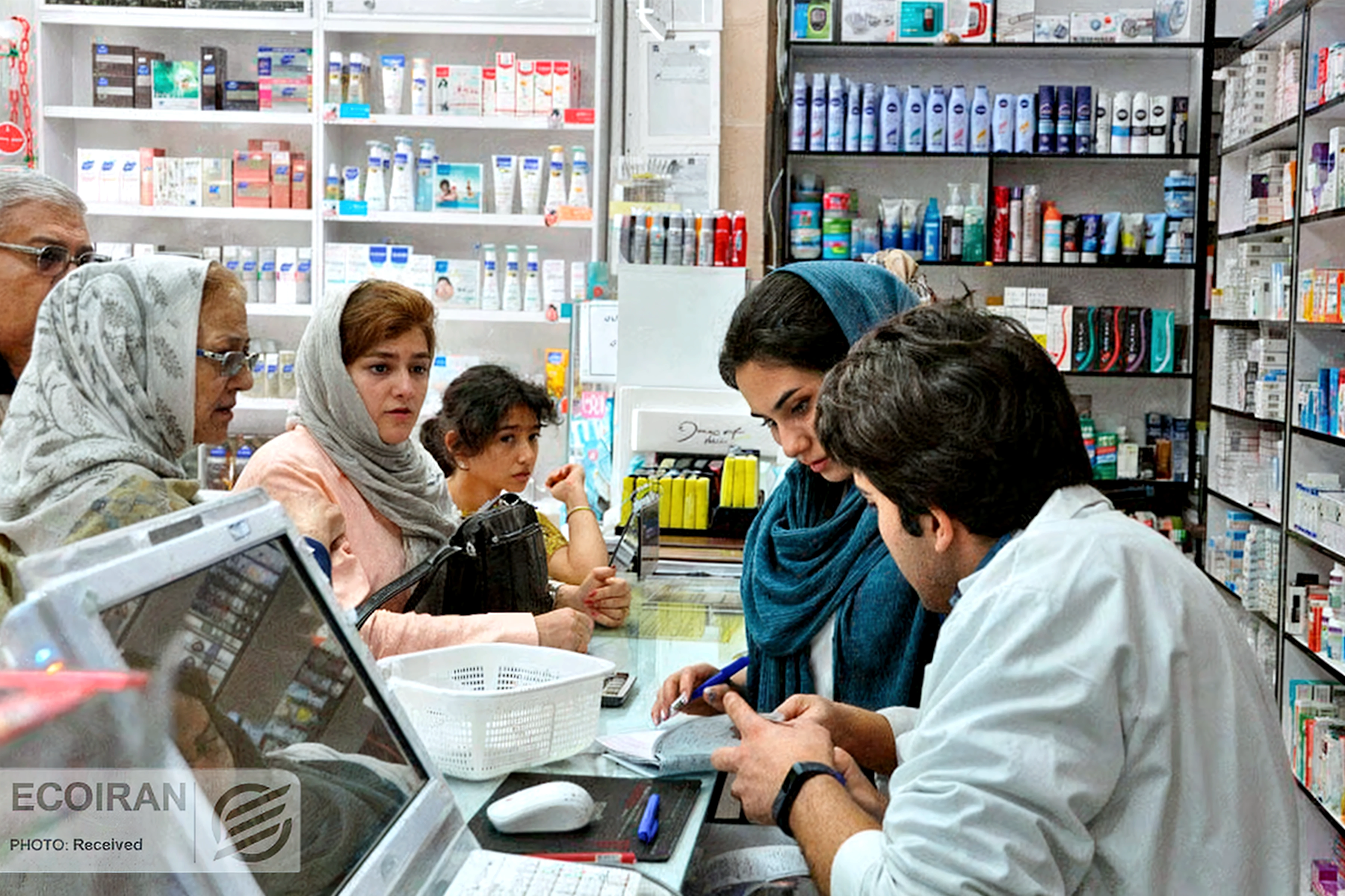 Mujer con un hijab azul usando un estetoscopio para controlar la sangre de un paciente., Trabajador de la salud, con un estetoscopio, exclusivo, foto de noticias ap, por Daniel Schultz, por Meredith Dillman, Fotos, Imagen en color, medic, Imagen de archivo, por Dietmar Damerau, doctor, Fotos de alta calidad, An illustration, Centro de imagen, Impresionante visual