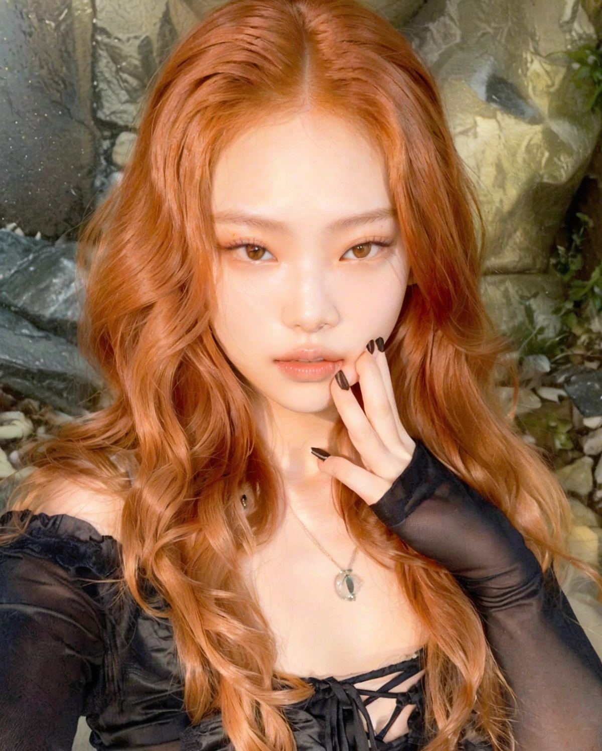Há uma mulher com russet hair comprido tirando uma selfie, jennie do blackpink, ulzzang, jennie kim de blackpink, portrait of jennie do blackpink, jennie blackpink, With long hair, with long red hair, KOREAN, russet hair muito claro, with white long hair, Beautiful Delfina, russet hair,