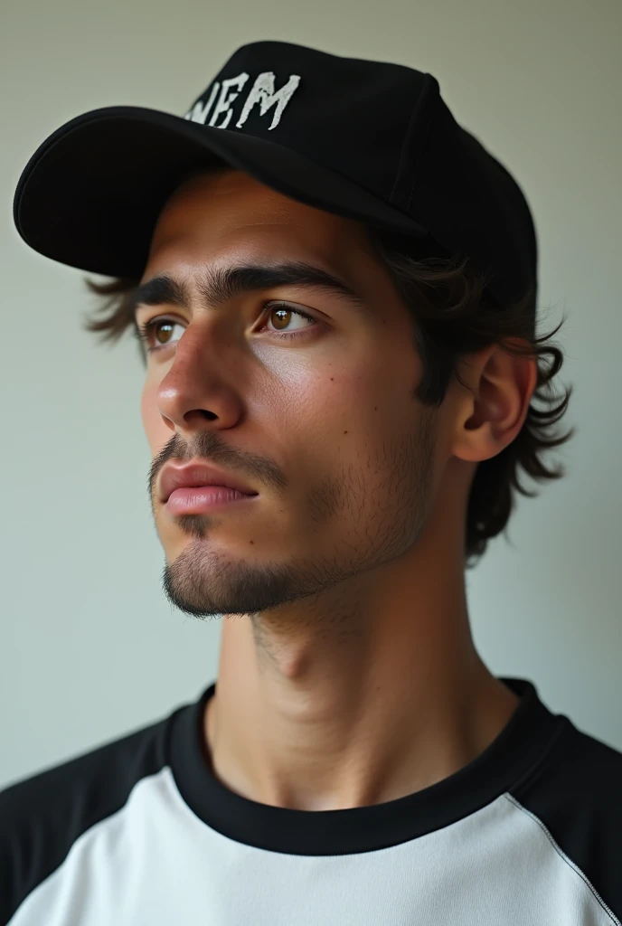 You can generate an image of a guy who is not so handsome, more or less in appearance of medium brown skin, and the image has 360p quality , that has brown eyes That wears white sportswear combined with black That has medium straight and slightly wavy hair That has more texture in his skin, that it's not so smooth, as if it has a more textured skin.
That the lips are not so pretty., that the cupid's bow is not so defined that he wears a cap
That he looks like a real person
That the boy's age is 25
That he does a pose like a sterik type, that their face is not fully visible and that their face has some imperfections like a few wrinkles, small pimples, and that they are few , only part of it, that he is not looking so much forward, meaning that look to the side Review your courses for sun And very important that they have the physical characteristics of a person who does not exist in this world