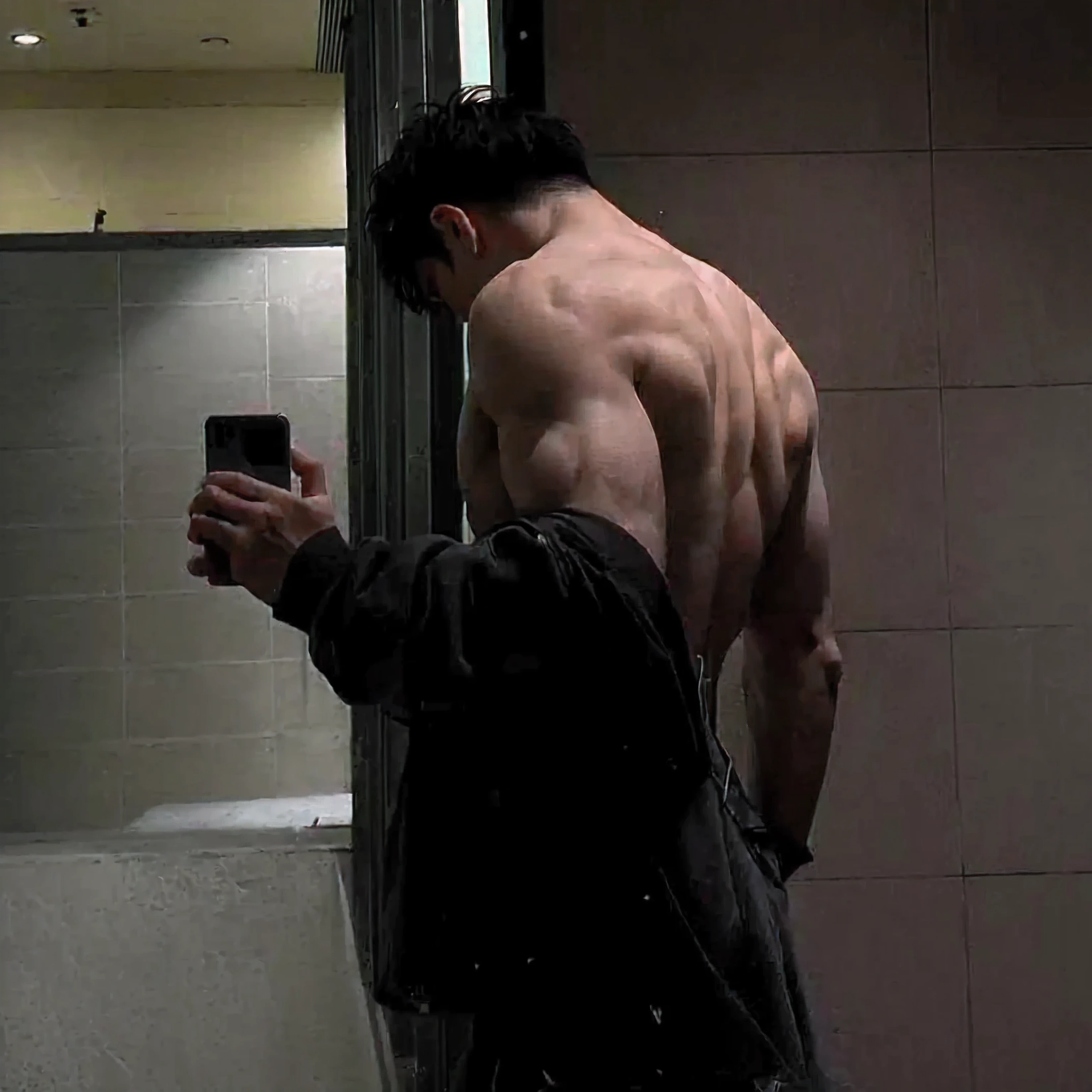 there is a man taking a picture of himself in the mirror, 2 to 1 old muscular korean, Total growth behind, in Total growth behind, shoulders can be seen, from behind, 27 years old, 28 years old, torn open, 23 year old, shoulders, 29-years-old, Body cute, big-ass, beautiful arms