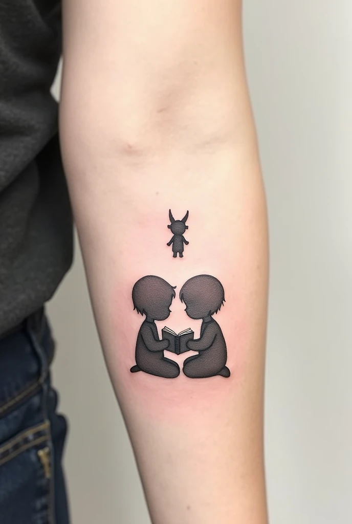 Tatouage homme avant bras deux petites silhouette pas trop détaillé d'enfant (un minimum de détails juste les silhouettes des enfants et les silhouettes sont vide et sans remplissage ) entrain de lire un livre et au dessus d'eux un petit démon qui veille sur les enfants