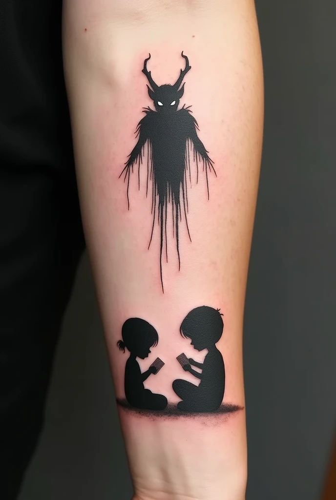 Tatouage homme avant bras deux petites silhouette pas trop détaillé d'enfant entrain de lire un livre et au dessus d'eux un démon qui veille sur les enfants