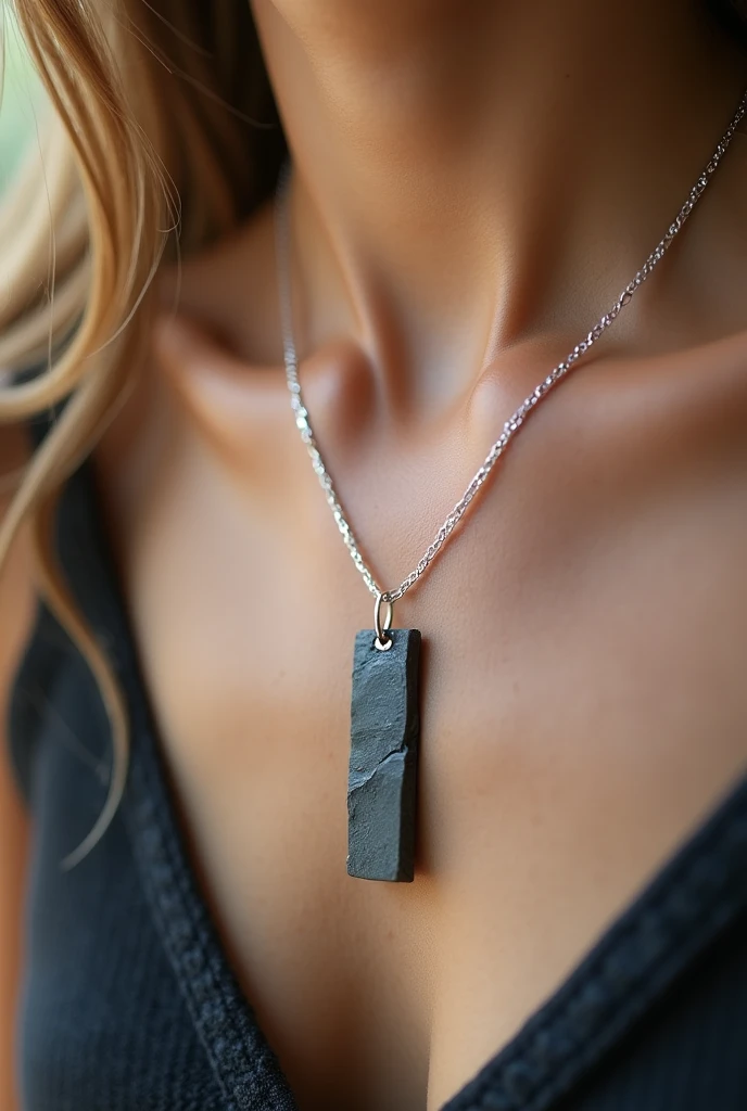 Collier avec bout d'ardoise fin et rectangulaire accroché a une ficelle enroulée et reliée à la chaîne argentée du collier